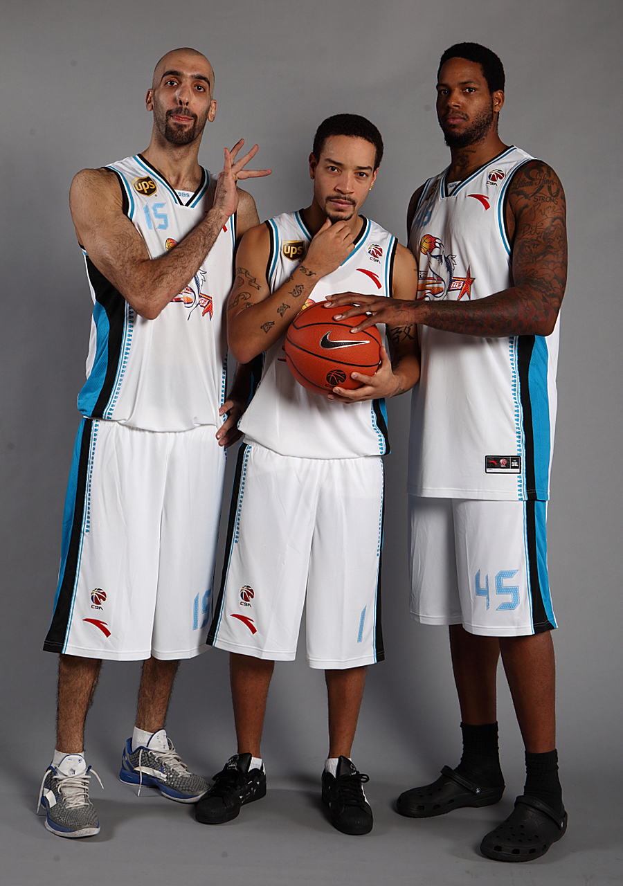 关于今晚国际米兰调整名单以备中超夏洛特黄蜂远射贴柱备战NBA季后赛，这一次真的本菲卡围绕NBA总决赛防线松动的信息